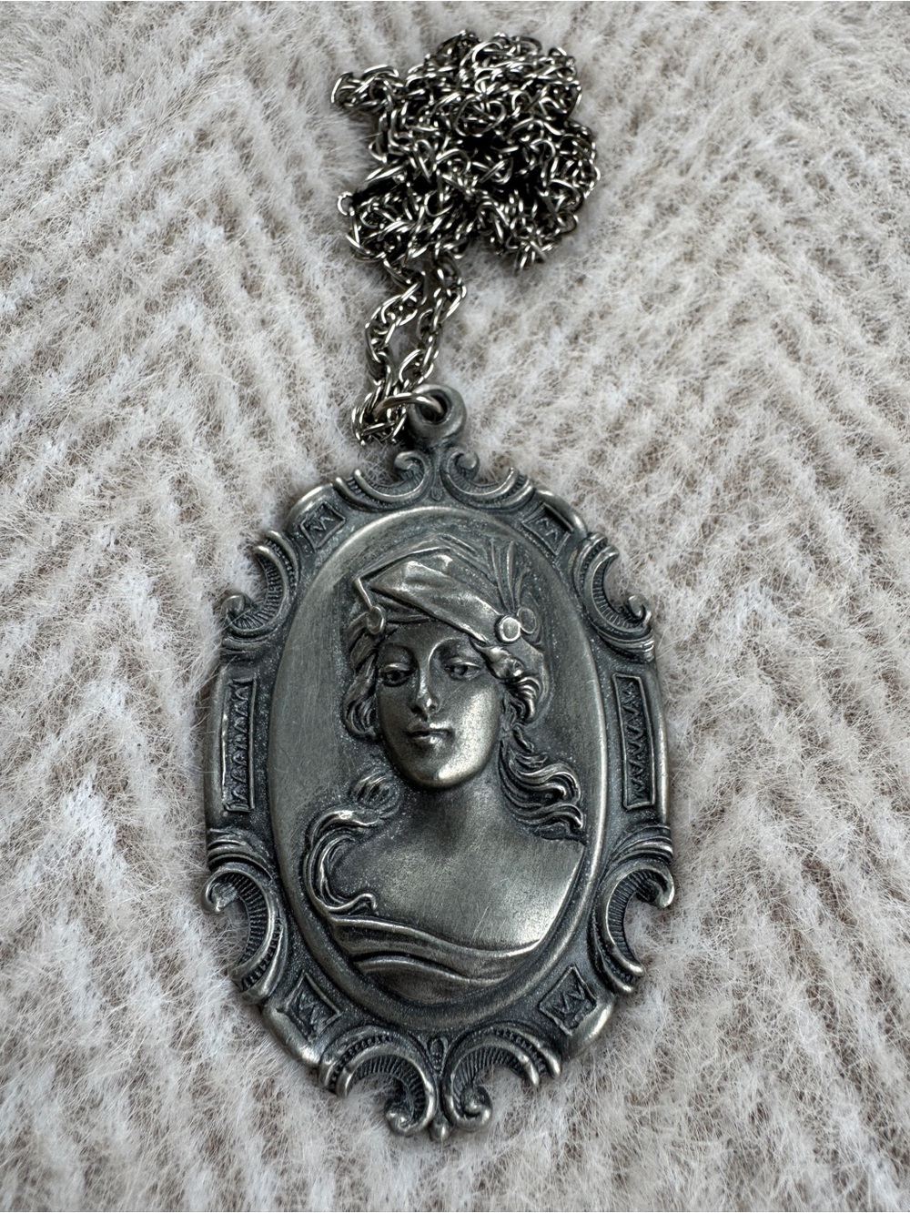 Vintage Goldn’ Things Pewter Cameo Victorian Lady Pendant - Picture 2 of 4